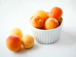 apricots-3-1426384-m